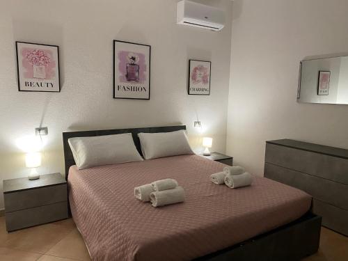 een slaapkamer met een bed met twee handdoeken erop bij Casa Relax - Sas Murtas Posada in San Lorenzo