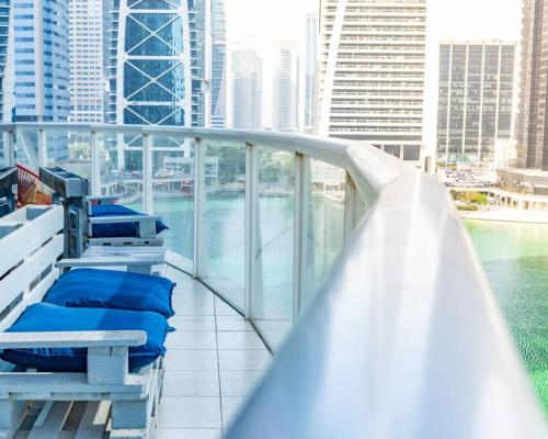 Foto dalla galleria di Breathtaking lake view in JLT metro cluster a Dubai