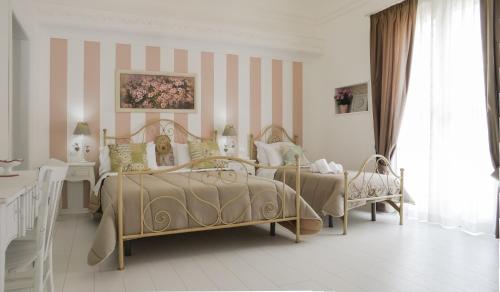 a bedroom with two beds and a table at TAM Vacanze B&B in Cinisi