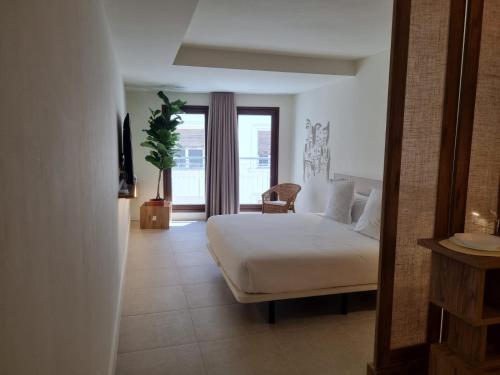 a hotel room with a bed and a window at Reina Victoria Velázquez in Alicante