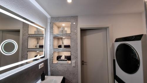 een badkamer met een wastafel en een spiegel bij MF Manuele Ficano - Ferienwohnung am Bodensee - Fewo Bella in Kressbronn am Bodensee