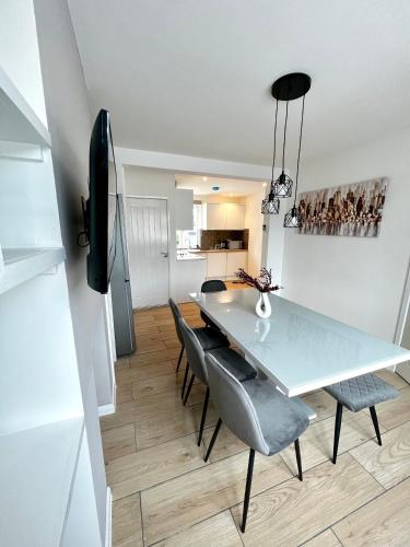 a dining room with a white table and chairs at Groups and Contractors - Newly Renovated 4-bed in Derby