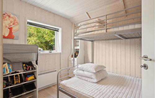 Tempat tidur susun dalam kamar di 4 Bedroom Awesome Home In Millinge