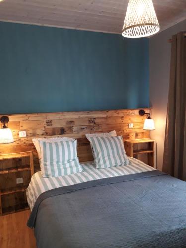 1 dormitorio con 1 cama grande y 2 almohadas en Home Relax Perche : gîte avec prestations bien-être en Montigny-le-Chartif