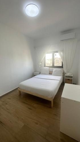 1 dormitorio con 1 cama blanca grande en una habitación en F4 - chic - piscine - salle fitness en Dakar