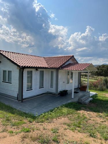 una casa bianca con portico e tetto di S' Ispantu a Olbia