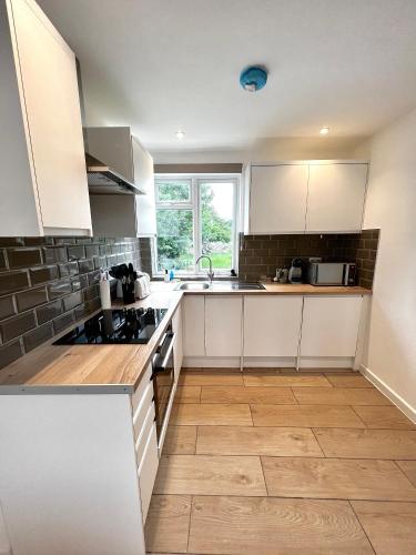 Virtuvė arba virtuvėlė apgyvendinimo įstaigoje Groups and Contractors - Newly Renovated 4-bed