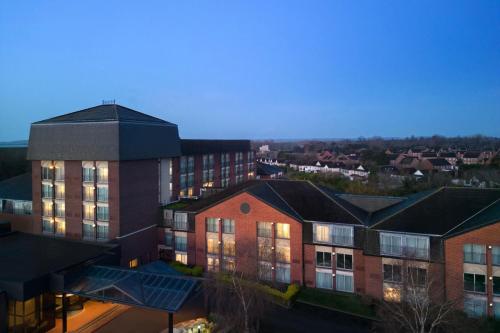 widok z powietrza na budynek z włączonymi światłami w obiekcie Delta Hotels by Marriott Heathrow Windsor w mieście Windsor