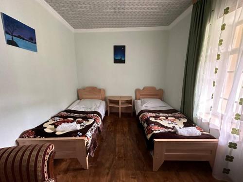 Postel nebo postele na pokoji v ubytování Jachvliani Guest House