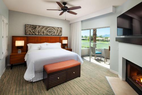 1 dormitorio con 1 cama y chimenea en The Westin Mission Hills Resort Villas, Palm Springs en Rancho Mirage