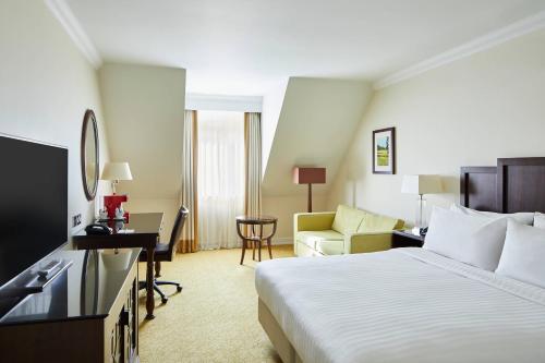 um quarto de hotel com uma cama e uma secretária em Forest of Arden Hotel and Country Club em Bickenhill
