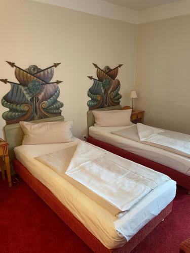 Tempat tidur dalam kamar di Hotel Schwarzwälder Hof Achern