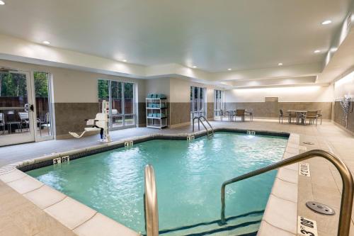 une grande piscine intérieure dans une chambre d'hôtel dans l'établissement Fairfield by Marriott Inn & Suites St Louis Chesterfield, à Chesterfield