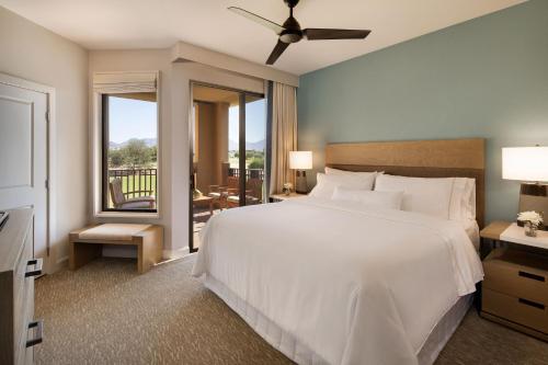 斯科茨代爾的住宿－The Westin Kierland Villas, Scottsdale，一间带一张白色大床的卧室和一个阳台