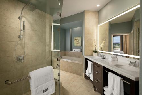 斯科茨代爾的住宿－The Westin Kierland Villas, Scottsdale，带淋浴、盥洗盆和浴缸的浴室
