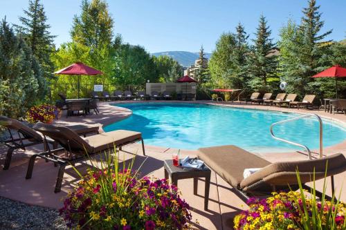 uma piscina com cadeiras e guarda-sóis em Sheraton Mountain Vista Villas, Avon / Vail Valley em Avon