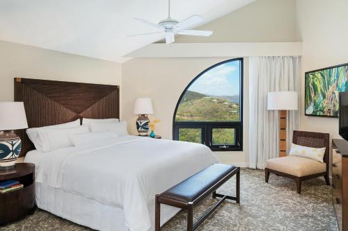 The Westin St. John Resort Villas في Saint John: غرفة نوم بسرير كبير ونافذة كبيرة