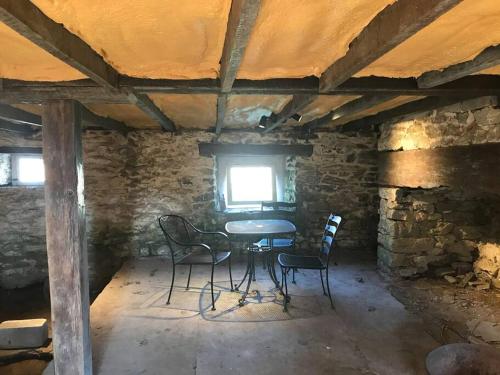 ヘイガーズタウンにあるSpringhouse 1803のテーブルと椅子、窓が備わる客室です。
