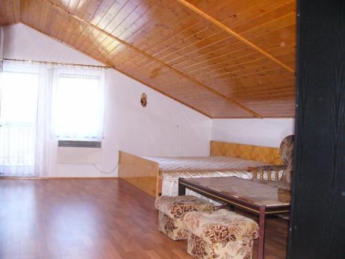 Habitación con cama, mesa y sillas. en Apartmán Jeseník Česká Ves en Česká Ves