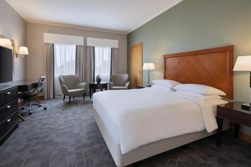 Una cama o camas en una habitación de Delta Hotels by Marriott Bexleyheath