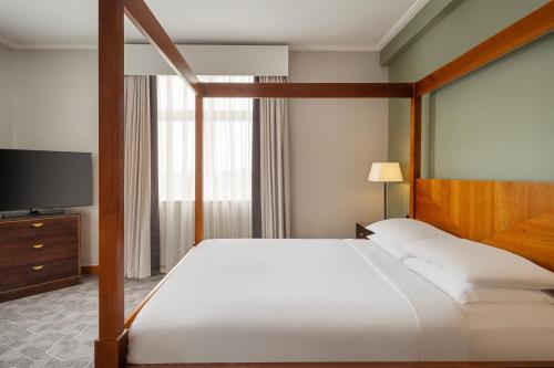 Una cama o camas en una habitación de Delta Hotels by Marriott Bexleyheath