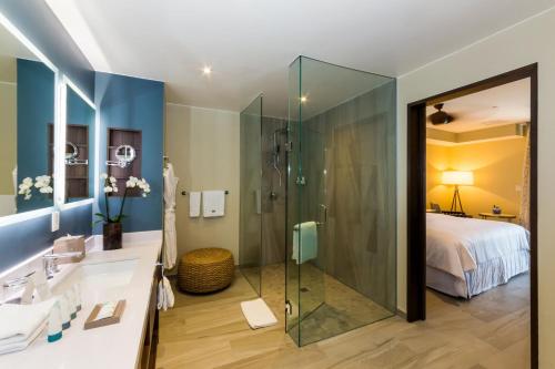 uma casa de banho com uma cabina de duche em vidro e uma cama em The Westin Los Cabos Resort Villas em San José del Cabo