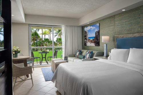 坎昆的住宿－坎昆威斯汀蘭格碼海洋度假別墅酒店，酒店客房设有一张床和一个露台。