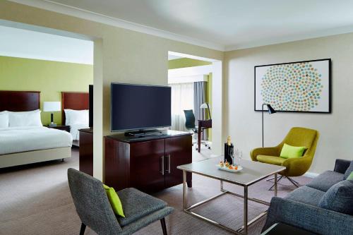 Habitación de hotel con cama y TV en Delta Hotels by Marriott Manchester Airport en Hale