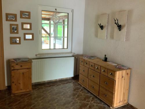 een kamer met een raam en een houten dressoir bij Ferienhaus Undine in Oranienbaum-Wörlitz