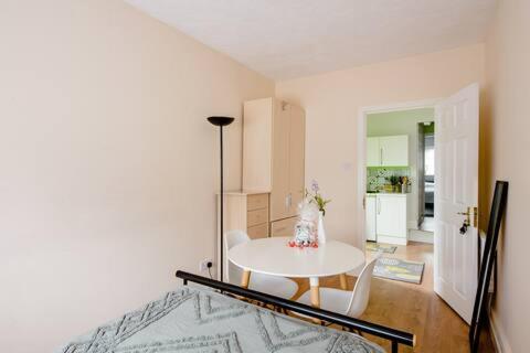 um quarto com uma mesa e cadeiras e uma cozinha em Fourwinds em Maldon