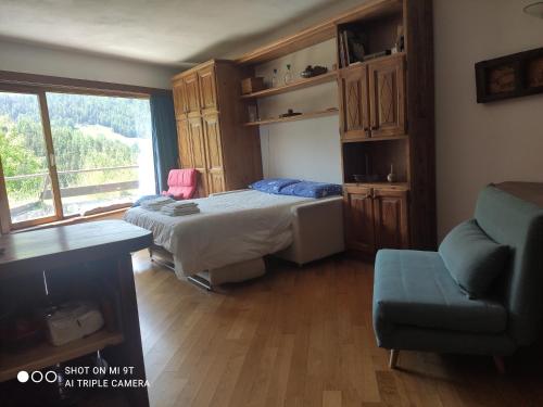 a bedroom with two beds and a couch at Appartamento Pila in Pila