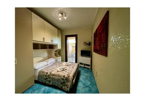 Dormitorio pequeño con cama y TV en Villa Ortensia en Brindisi