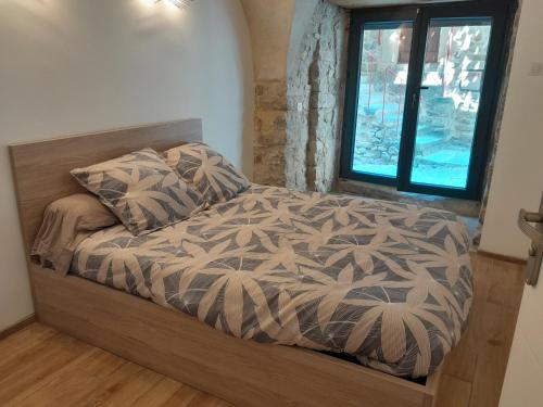 Un pat sau paturi într-o cameră la La Remise de Francillon