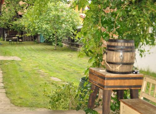 een vat zittend op een tafel naast een tuin bij Vintage cozy village house in Spišská Nová Ves