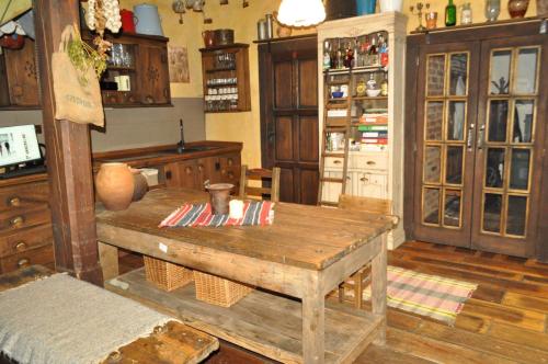 uma cozinha com uma mesa de madeira num quarto em Vintage cozy village house em Spišská Nová Ves