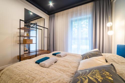 Posteľ alebo postele v izbe v ubytovaní Lake Park Apartament