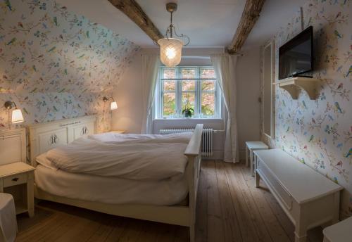 Postel nebo postele na pokoji v ubytování Jungshoved Præstegård B&B