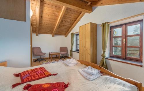 a bedroom with a bed in a room at 70 m2 Ferienwohnung Jurići in Steinhaus unweit von Poreč in Jurići