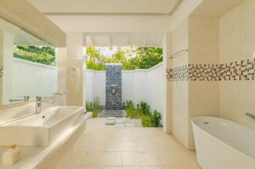 Ein Badezimmer in der Unterkunft Siyam World Maldives - 24-Hour Premium All-inclusive with Free Transfer