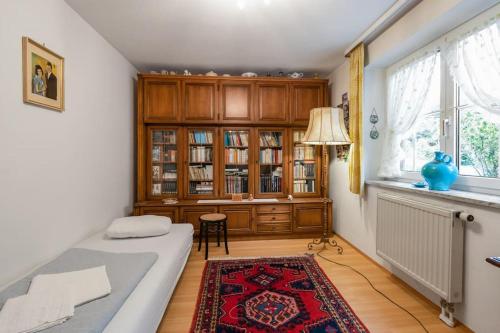 una camera con letto e libreria di Schönes Ferienhaus in Allgäuer Top-Lage a Tussenhausen