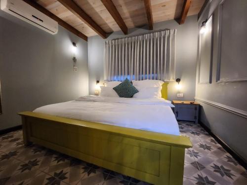 a bedroom with a large bed in a room at Gold 68- גולד 68 סוויטות בוטיק in Kefar Barukh
