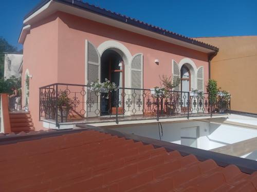 une maison avec un balcon fleuri dans l'établissement Casa vacanza L'arte di Ba' - Maison, à San Nicola Arcella