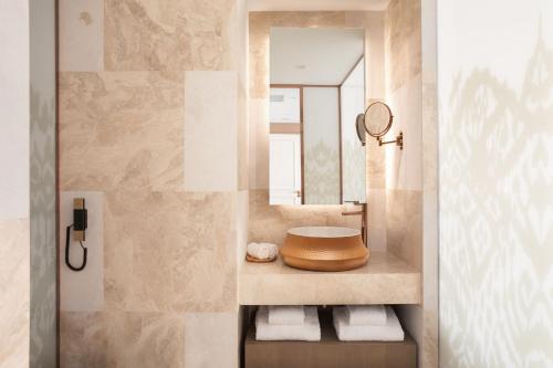 La salle de bains est pourvue d'un lavabo et d'un miroir. dans l'établissement Burdock Hotel Istanbul, Autograph Collection, à Istanbul