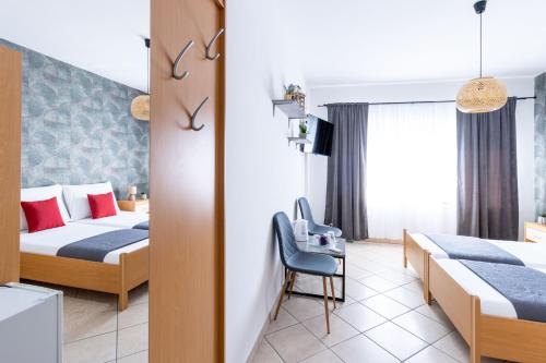 una habitación de hotel con 2 camas y una silla en LUXURY ROOMS BURE en Murter