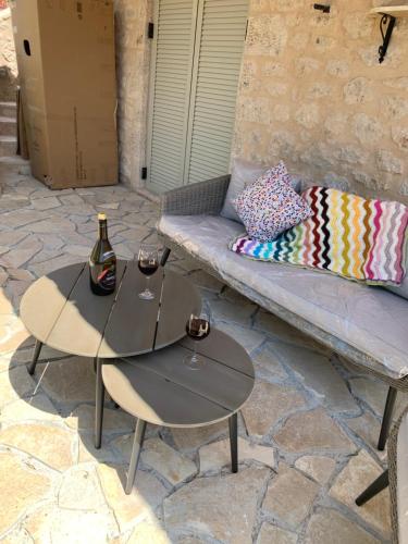 two tables on a couch with two glasses of wine at The Mousehouse in Áno Rínglia