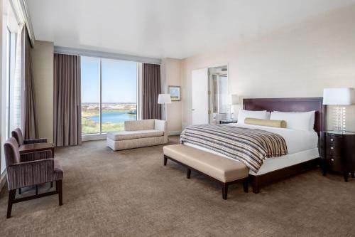 um quarto de hotel com uma cama e uma grande janela em Renaissance Dallas North Hotel em Dallas