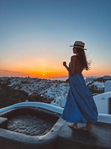 Captain John Oia Cave Houses-Sunset,Volcano & Caldera Views
