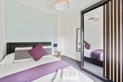 a bedroom with a bed and a mirror at 3 Bed Semi sleeps 7 in Oxford in Oxford