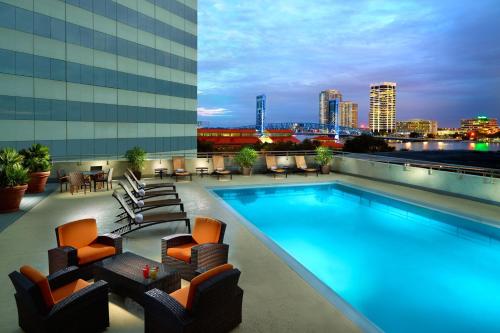 a pool on top of a building with a city skyline at Marriott Jacksonville Downtown in Jacksonville