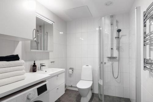 Koupelna v ubytování Brand new home in Barkabystaden